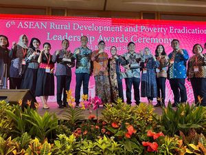 Mendes PDTT Bangga 2 Wakil Indonesia Raih Penghargaan di Singapura Mendes PDTT Bangga 2 Wakil Indonesia Raih Penghargaan di Singapura