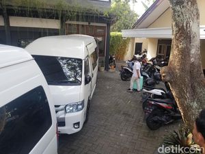 KPK Bawa Dua Koper Usai 4 Jam Geledah Kantor Kontraktor di Jember