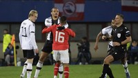 Pada awalnya, Sane kesal dengan Philip Mwene yang danggapnya terjatuh dengan lebay usai keduanya berebut bola. Foto: REUTERS/LEONHARD FOEGER