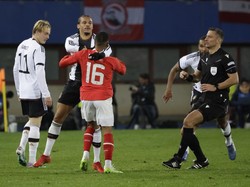 Pada awalnya, Sane kesal dengan Philip Mwene yang danggapnya terjatuh dengan lebay usai keduanya berebut bola. Foto: REUTERS/LEONHARD FOEGER