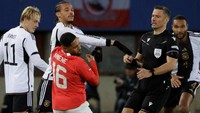 Keduanya bersitegang, dengan momen itu lantas menghadirkan tindakan Sane mendorong Mwene. Salah satu tangan Sane telak menghantam wajah si pemain Austria. Foto: REUTERS/LEONHARD FOEGER