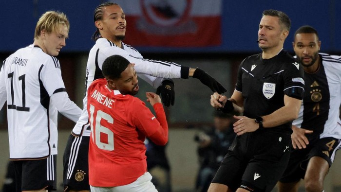 Leroy Sane, Philip Mwene, Austria vs Jerman Soccer Football - International Friendly - Austria v Germany - Ernst Happel Stadium, Vienna, Austria - November 21, 2023 Germany's Leroy Sane clashes with Austria's Philip Mwene before he is shown a red card by referee Slavko Vincic REUTERS/Leonhard Foeger TPX IMAGES OF THE DAY