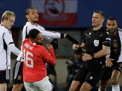 Keduanya bersitegang, dengan momen itu lantas menghadirkan tindakan Sane mendorong Mwene. Salah satu tangan Sane telak menghantam wajah si pemain Austria. Foto: REUTERS/LEONHARD FOEGER