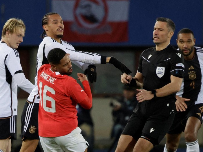 Soccer Football - International Friendly - Austria v Germany - Ernst Happel Stadium, Vienna, Austria - November 21, 2023 Germany's Leroy Sane clashes with Austria's Philip Mwene before he is shown a red card by referee Slavko Vincic REUTERS/Leonhard Foeger     TPX IMAGES OF THE DAY