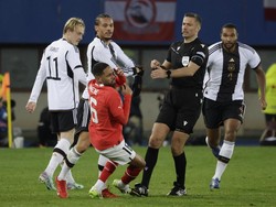 Mwene sontak terjatuh usai kena hantam Sane. Foto: REUTERS/LEONHARD FOEGER