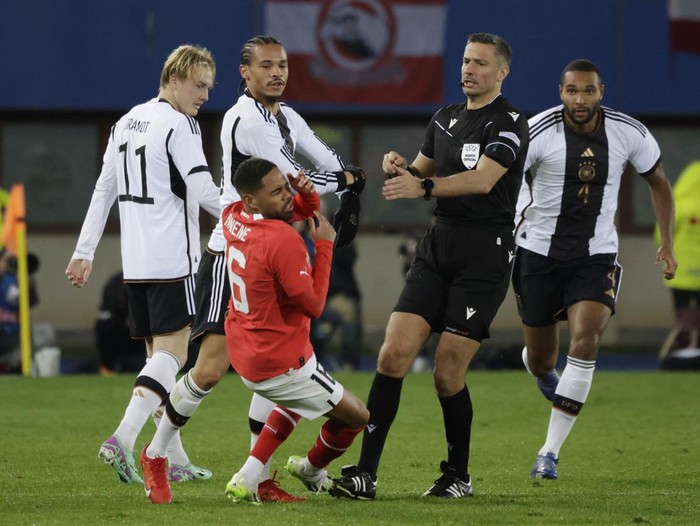 Soccer Football - International Friendly - Austria v Germany - Ernst Happel Stadium, Vienna, Austria - November 21, 2023 Germany's Leroy Sane clashes with Austria's Philip Mwene before he is shown a red card by referee Slavko Vincic REUTERS/Leonhard Foeger