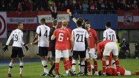 Dengan rangkaian kejadian ini hadir tepat di depan mata wasit, kartu merah pun dilayangkan buat Sane. Jerman pada akhirnya kalah 0-2 dari Austria di laga tersebut. Foto: REUTERS/LEONHARD FOEGER