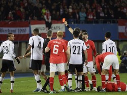 Dengan rangkaian kejadian ini hadir tepat di depan mata wasit, kartu merah pun dilayangkan buat Sane. Jerman pada akhirnya kalah 0-2 dari Austria di laga tersebut. Foto: REUTERS/LEONHARD FOEGER