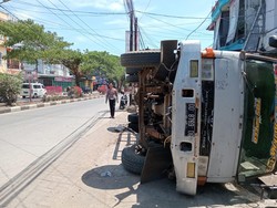 Truk Tangki Air di Makassar Terguling saat Hendak Parkir gegara Got Ambles