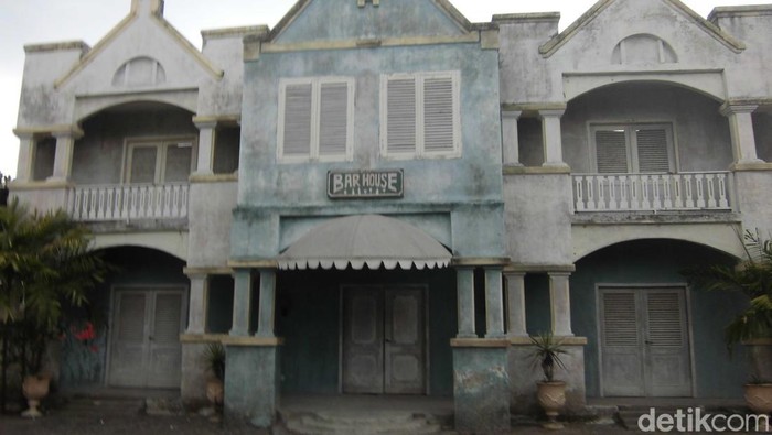 Bagi para penggemar film Bumi Manusia, pasti tidak asing lagi dengan destinasi wisata di Jogja satu ini. Namanya Studio Alam Gamplong, tempat ini dibangun khusus sebagai tempat syuting film ‘Sultan Agung’ karya sutradara ternama, Hanung Bramantyo. Kemudian digunakan pula untuk syuting film ‘Bumi Manusia’.
