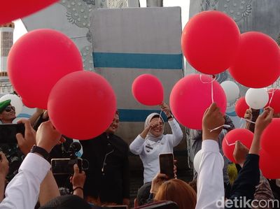 Balon-balon Terbang Warnai Kirab Pemilu 2024 di Indramayu