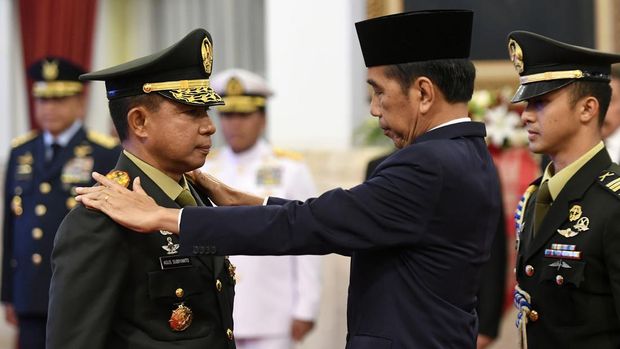 Presiden Joko Widodo resmi melantik Jenderal Agus Subiyanto menjadi Panglima TNI di Istana Negara, Jakarta, Rabu (22/11/2023). Jenderal Agus menggantikan Laksamana Yudo Margono yang akan memasuki masa pensiun.