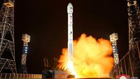 Momen Korea Utara Luncurkan Satelit Mata-mata ke Orbit