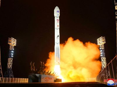 Momen Korea Utara Luncurkan Satelit Mata-mata ke Orbit