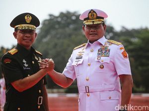 Momen Laksamana Yudo Serahkan Jabatan Panglima TNI ke Jenderal Agus