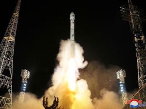 Peluncuran Satelit Mata-mata Gagal tapi Kim Jong Un Belum Menyerah Peluncuran Satelit Mata-mata Gagal tapi Kim Jong Un Belum Menyerah