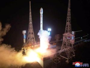 Korut Gagal Luncurkan Satelit Mata-mata, Roket Meledak di Udara Korut Gagal Luncurkan Satelit Mata-mata, Roket Meledak di Udara