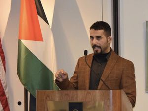 Penyair Palestina Mosab Abu Toha Akhirnya Dibebaskan Usai Ditahan Israel Penyair Palestina Mosab Abu Toha Akhirnya Dibebaskan Usai Ditahan Israel