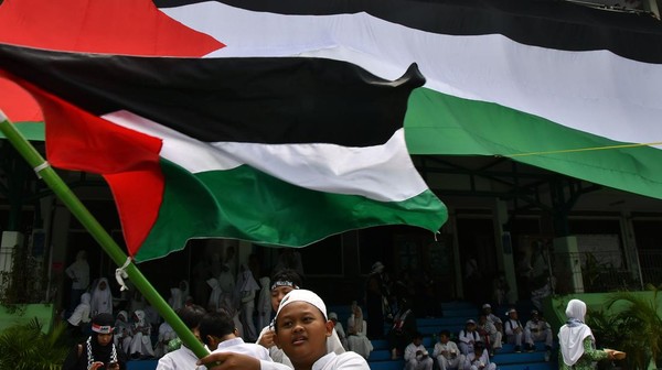 Sejumlah pelajar mengikuti acara pengibaran bendera Palestina berukuran 18x12 meter oleh Sispala (Siswa Pecinta Alam) di Al Azhar, Kemang Pratama, Bekasi, Jawa Barat, Rabu (22/11/2023). Aksi doa dan pengibaran bendera raksasa tersebut sebagai bentuk dukungan terhadap warga Palestina yang mengalami penderitaan akibat serangan militer Israel. ANTARA FOTO/Fakhri Hermansyah/aww.