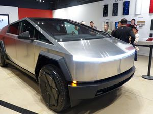 Penampakan Tesla Cybertruck yang Siap Dikirim ke Konsumen Penampakan Tesla Cybertruck yang Siap Dikirim ke Konsumen