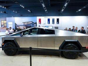 Ini Cybertruck yang Diklaim Punya Lapisan Antipeluru