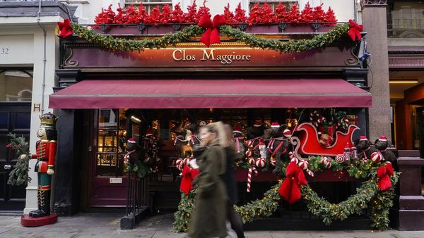 Pernak-pernik Natal Mulai Hiasi Pertokoan di Inggris