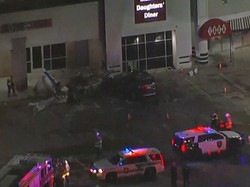 Pesawat Kecil Jatuh di Depan Mal Texas AS, Pilot Tewas