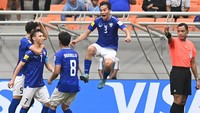 Uzbekistan bisa kembali unggul di menit ke-67. Tendangan bebas Lazizbek Mirzaev meluncur deras ke gawang Tommy Setford. Skor 2-1.