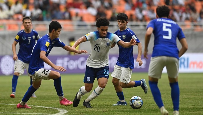 Pesepak bola Timnas Uzbekistan Amirbek Saidov (kedua kanan) dipeluk rekan setimnya usai mencetak gol ke gawang Timnas Inggris dalam babak 16 besar Piala Dunia U-17 2023 di Jakarta International Stadium, Jakarta, Rabu (22/11/2023). ANTARA FOTO/Akbar Nugroho Gumay/aww.