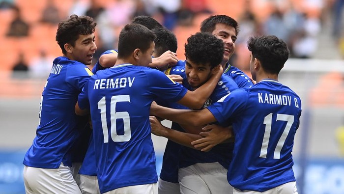 Pesepak bola Timnas Uzbekistan Amirbek Saidov (kedua kanan) dipeluk rekan setimnya usai mencetak gol ke gawang Timnas Inggris dalam babak 16 besar Piala Dunia U-17 2023 di Jakarta International Stadium, Jakarta, Rabu (22/11/2023). ANTARA FOTO/Akbar Nugroho Gumay/aww.