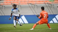 Inggris yang tertinggal tampil menekan untuk memburu gol penyama kedudukan. Upaya mereka membuahkan hasil pada menit ke-35. Joel Ndala terbebas dari perangkap offside. Ia dengan tenang melepas sepakan mendatar yang memperdayai Mukhamadyusuf Sabirov. Skor 1-1 menutup  babak pertama.