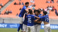 Uzbekistan vs Inggris pada laga babak 16 besar Piala Dunia U-17 2023 berlangsung di Jakarta International Stadium, Rabu (22/11/2023). Uzbekistan mampu unggul cepat ketika laga baru berjalan empat menit. Sundulan Amirbek Saidov menggetarkan jala Inggris. Skor 1-0.