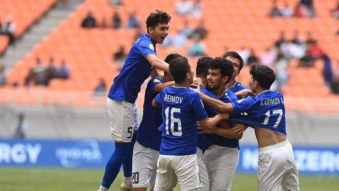 Pesepak bola Timnas Uzbekistan Amirbek Saidov (kedua kanan) dipeluk rekan setimnya usai mencetak gol ke gawang Timnas Inggris dalam babak 16 besar Piala Dunia U-17 2023 di Jakarta International Stadium, Jakarta, Rabu (22/11/2023). ANTARA FOTO/Akbar Nugroho Gumay/aww.
