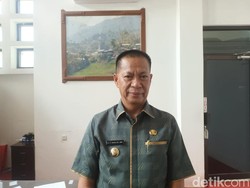 Pj Bupati Enrekang Bantah Terlibat Saat Muslimin Bagi Doorprize di HUT PGRI