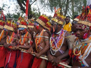 Potret Masyarakat Adat Papua Ikut Karnaval Budaya Hari Otsus Potret Masyarakat Adat Papua Ikut Karnaval Budaya Hari Otsus