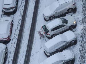 Potret Mobil-mobil Tertutup Salju di Ukraina Potret Mobil-mobil Tertutup Salju di Ukraina