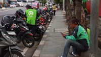 Potret Ojol Parkir Sembarangan di Kawasan Pinang Ranti