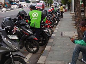 Potret Ojol Parkir Sembarangan di Kawasan Pinang Ranti
