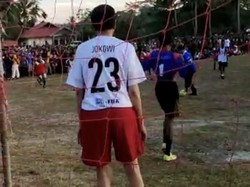 Momen Jokowi Jadi Kiper Saat Main Sepakbola Bersama Anak-anak Papua