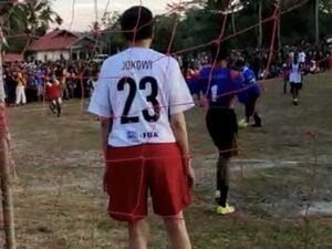 Momen Jokowi Jadi Kiper Saat Main Sepakbola Bersama Anak-anak Papua Momen Jokowi Jadi Kiper Saat Main Sepakbola Bersama Anak-anak Papua