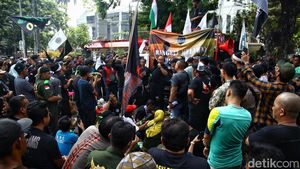 Ratusan Pengemudi Taksi Online Gelar Unjuk Rasa di Patung Kuda