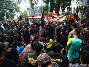 Ratusan Pengemudi Taksi Online Gelar Unjuk Rasa di Patung Kuda