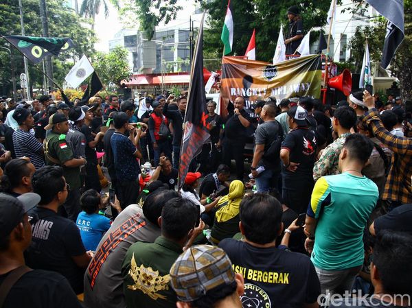 Ratusan Pengemudi Taksi Online Gelar Unjuk Rasa di Patung Kuda
