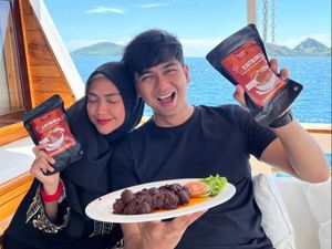 Momen Manis Ria Ricis Makan Rendang dan Mie Bareng Keluarga