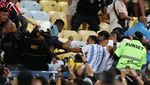Foto: Ricuh Suporter di Maracana, Ada Emi Martinez Vs Polisi