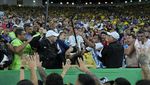 Foto: Ricuh Suporter di Maracana, Ada Emi Martinez Vs Polisi