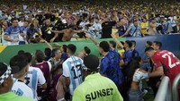 Dengan sejumlah suporter Argentina tampak kena pukul polisi, skuad tim Tango pun sontak menghampiri sekaligus berusaha menenangkan fansnya. Foto: AP/Silvia Izquierdo