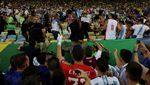 Foto: Ricuh Suporter di Maracana, Ada Emi Martinez Vs Polisi