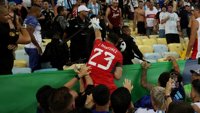 Ricuh di Maracana, Brasil vs Argentina Soccer Football - World Cup - South American Qualifiers - Brazil v Argentina - Estadio Maracana, Rio de Janeiro, Brazil - November 21, 2023 Argentina's Emiliano Martinez and teammates react as fans clash with security staff in the stands causing a delay to the start of the match REUTERS/Ricardo Moraes TPX IMAGES OF THE DAY