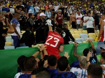 Foto: Ricuh Suporter di Maracana, Ada Emi Martinez Vs Polisi